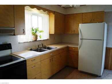 KITCHEN WITH APPLIANCES