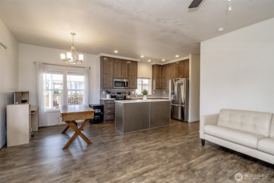 Spacious living room wiht modern finishes & open concept to kitchen