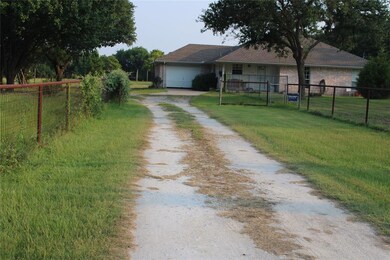 7800 Laura Ln, Burleson, TX 76028 - photo 2