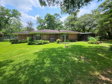 706 Maple St, Sweeny, TX 77480 - photo 4