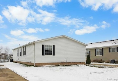 29224 Hidden River Dr, Gibraltar, MI 48173 - photo 3