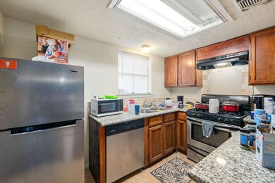 Granite Counter Top Kitchen with Hardwood Cabinetr