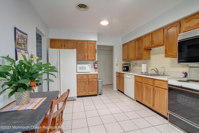 Eat-In-Kitchen