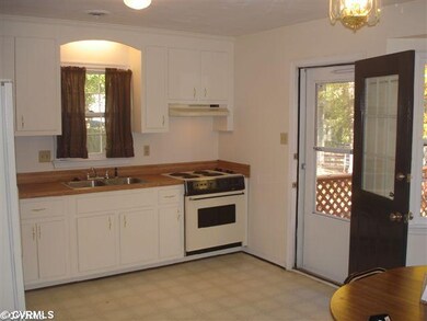 Kitchen - Large eat-in kitchen
