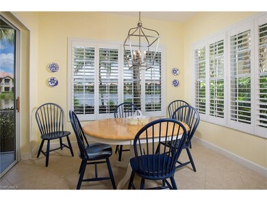 Bright & beautiful breakfast room!
