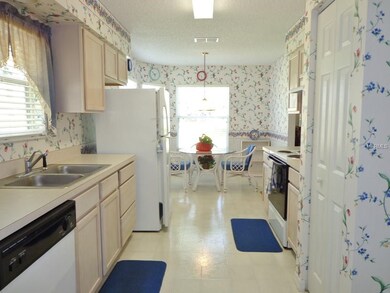 Stylish and bright kitchen includes all the dishes, cookware and extras!