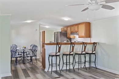Kitchen with kitchen peninsula, stainless steel fr
