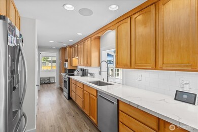 New stainless appliances & quartz countertop