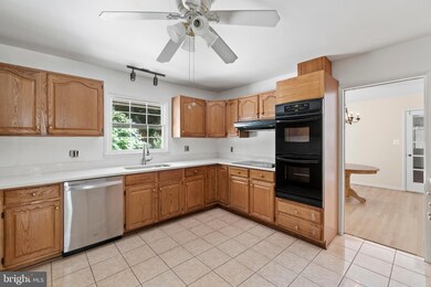 9126 Santayana Dr, Fairfax, VA 22031 - photo 3