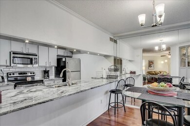 Dining Area and Breakfast Bar