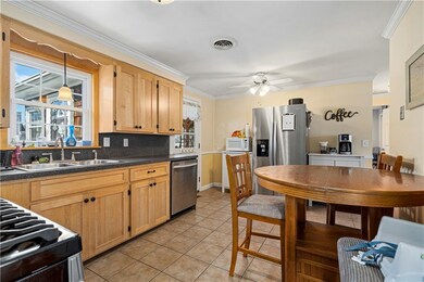 384 Mendon Ave, Pawtucket, RI 02861 - photo 6