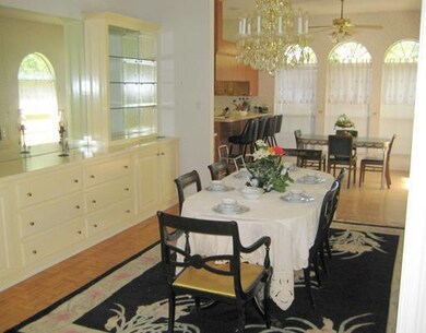 Dining Room. Lovely Dining Room with built in stor