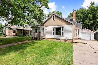 915 W 9th St, Cedar Falls, IA 50613 - photo 2