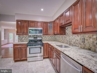 6806 Earthstar Ct, Springfield, VA 22152 - photo 5