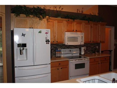 Kitchen. Custom Cabinets with Mosaic Tiled Back Sp