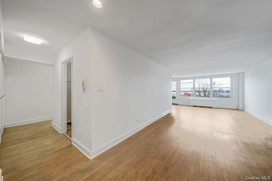 Bay Terrace Cooperative Section XII, Inc. unit 6J, Bayside, NY 11360 - photo 2