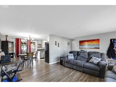 1756 10th St, Springfield, OR 97477 - photo 6