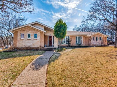 2841 Stephanie Ln, Hurst, TX 76054 - photo 2