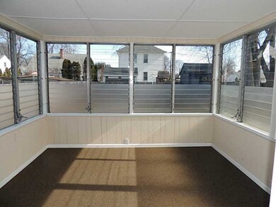 Bonus Room. Sunny & bright 3 season room.
