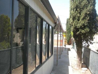 SIDE AREA WITH ENCLOSED ROOM OFF THE FAMILY ROOM