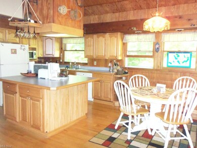 Gorgeous eat-in kitchen