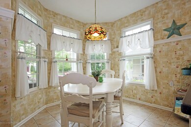 Large Eat-In Area