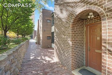 37 Henry St unit TH1, Brooklyn Heights, NY 11201 - photo 2