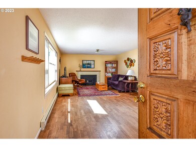 Living Room/Entrance
