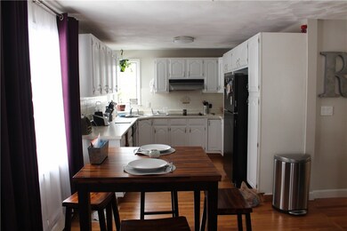 KITCHEN/DINING AREA