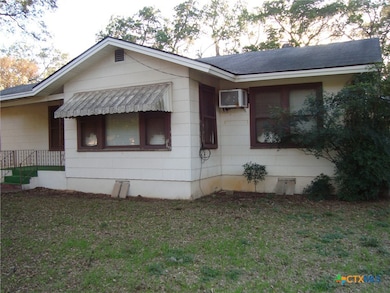 221 Woodland Ave, New Braunfels, TX 78130 - photo 2