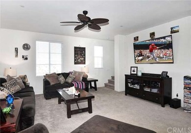 Spacious Family Room with 10 foot ceilings, Ceilin