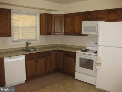 6409 Gifford Ln, Temple Hills, MD 20748 - photo 3