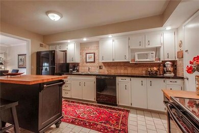 Large kitchen w/tile floor