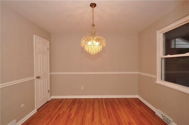 DINING RM W/HARD WOOD FLOOR