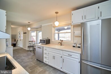 8945 Falling Creek Ct, Annandale, VA 22003 - photo 6