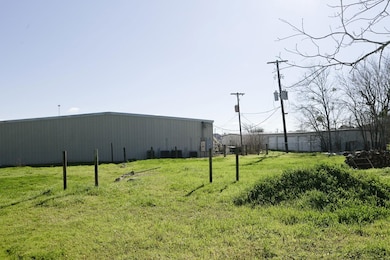 507 S Saint Andrew St, Weimar, TX 78962 - photo 2