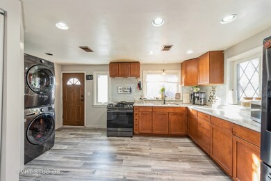 2012 Welwyn Ave, Des Plaines, IL 60018 - photo 2