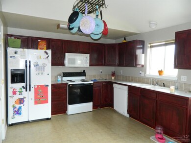 3253 SW Newberry Ave, Redmond, OR 97756 - photo 3