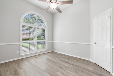 Another flexible room with a full walk in closet t