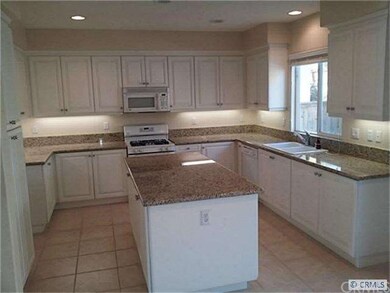 beautiful light and airy kitchen w/Granite counter