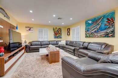 010-27328JamaicaLane-Living room