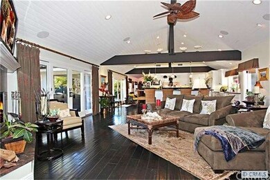 Large great/living room that opens up to kitchen