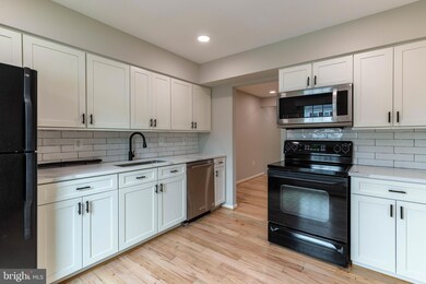 9961 Longford Ct, Vienna, VA 22181 - photo 3