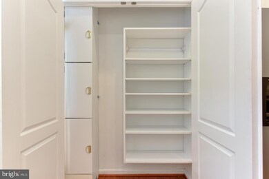 1728 Kingsgate Ct, Alexandria, VA 22302 - photo 7