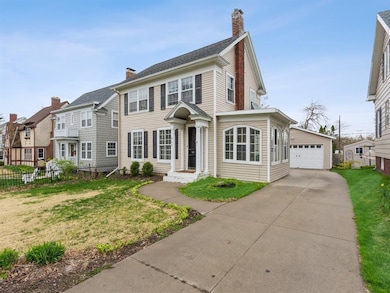 524 Forest Dr SE, Cedar Rapids, IA 52403 - photo 2