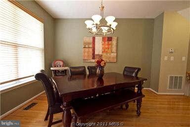 13410 Burrough Farm Dr, Herndon, VA 20171 - photo 4