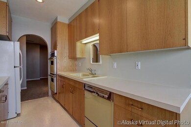 Kitchen w/lots of storage & double ovens