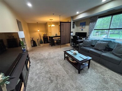 186 Lake Pointe Cir, Middle Island, NY 11953 - photo 3