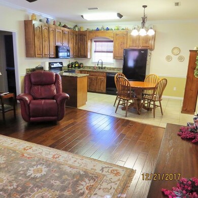 Eat-in kitchen