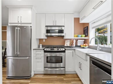 Farm sink, quartz counters